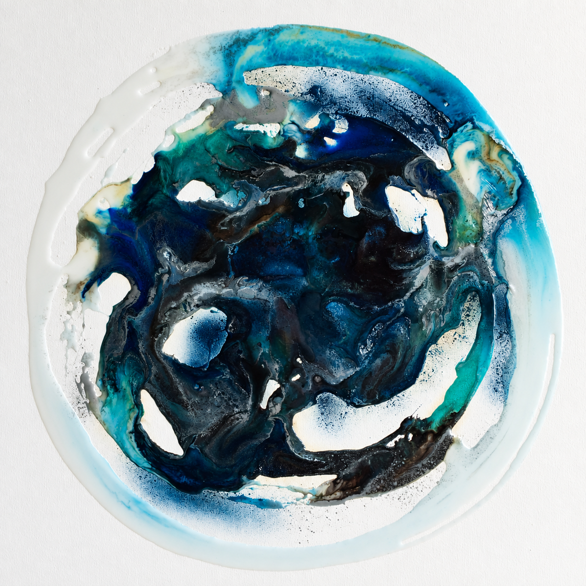 Ewaldi artwork: A dense dark-blue fluid pool curls into a circular form edged by a turquoise arc and thick translucent white.
