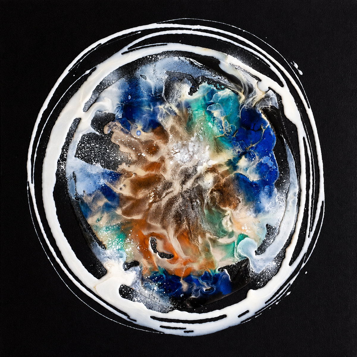 Ewaldi artwork: A circular white-ringed fluid composition on a black ground, enclosing marbled blue, bronze and grey pigment.