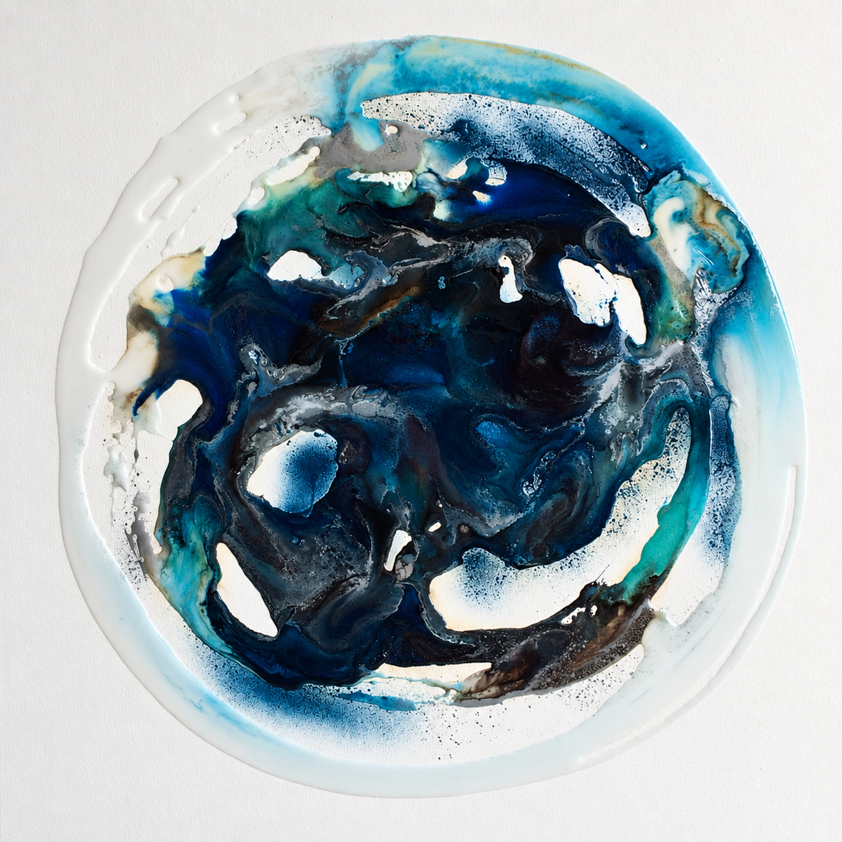 Ewaldi artwork: Dark indigo and black-blue fluid pools coil inside a pale round boundary with luminous turquoise rims.